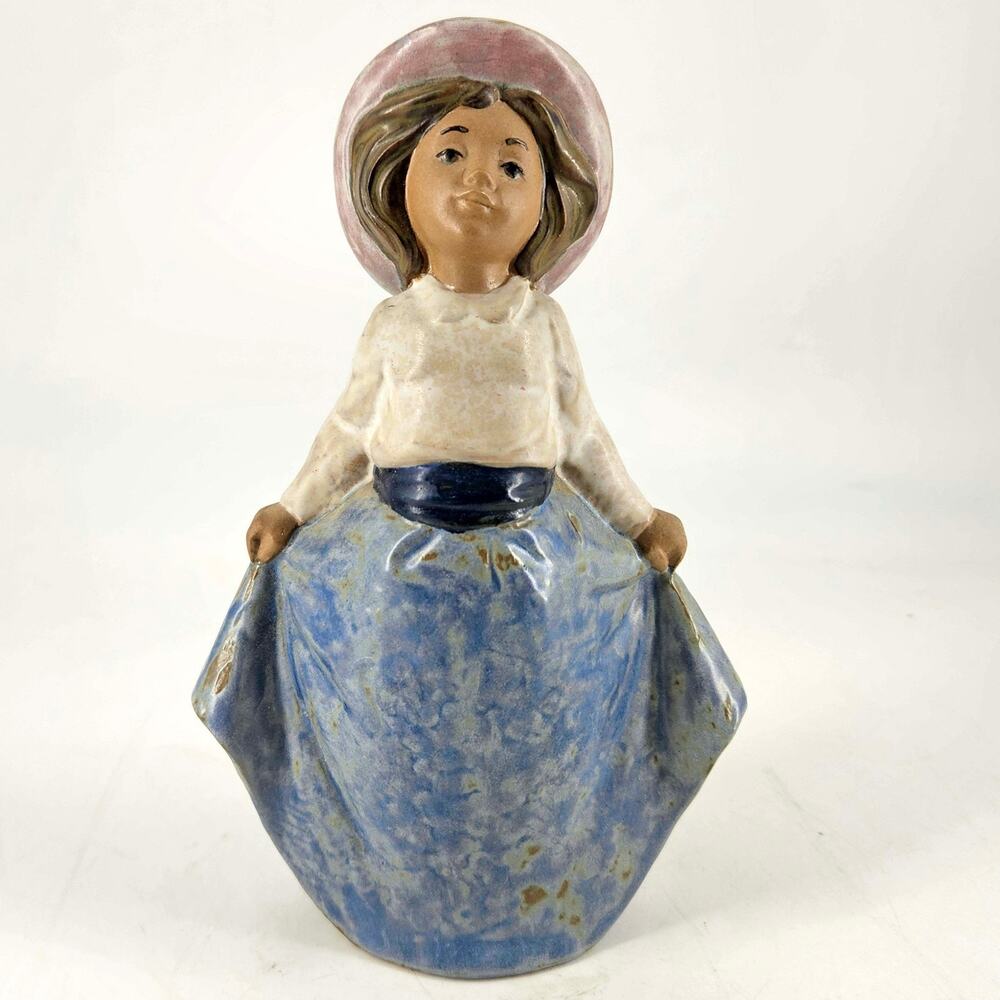 NAO LLADRO Daisa Girl figurine Picking Up Her Skirt The Curtsy Made In Spain